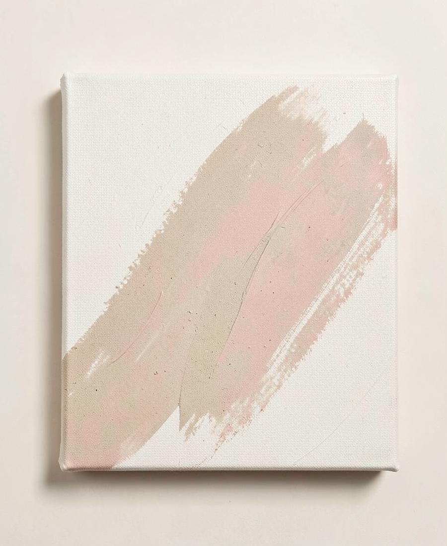 Tela pequena com pinceladas abstratas em bege e rosa suave